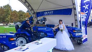 Невеста на фоне тракторов Скаут