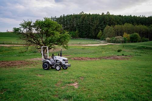 Фотография маленького трактора Файтер на большом поле
